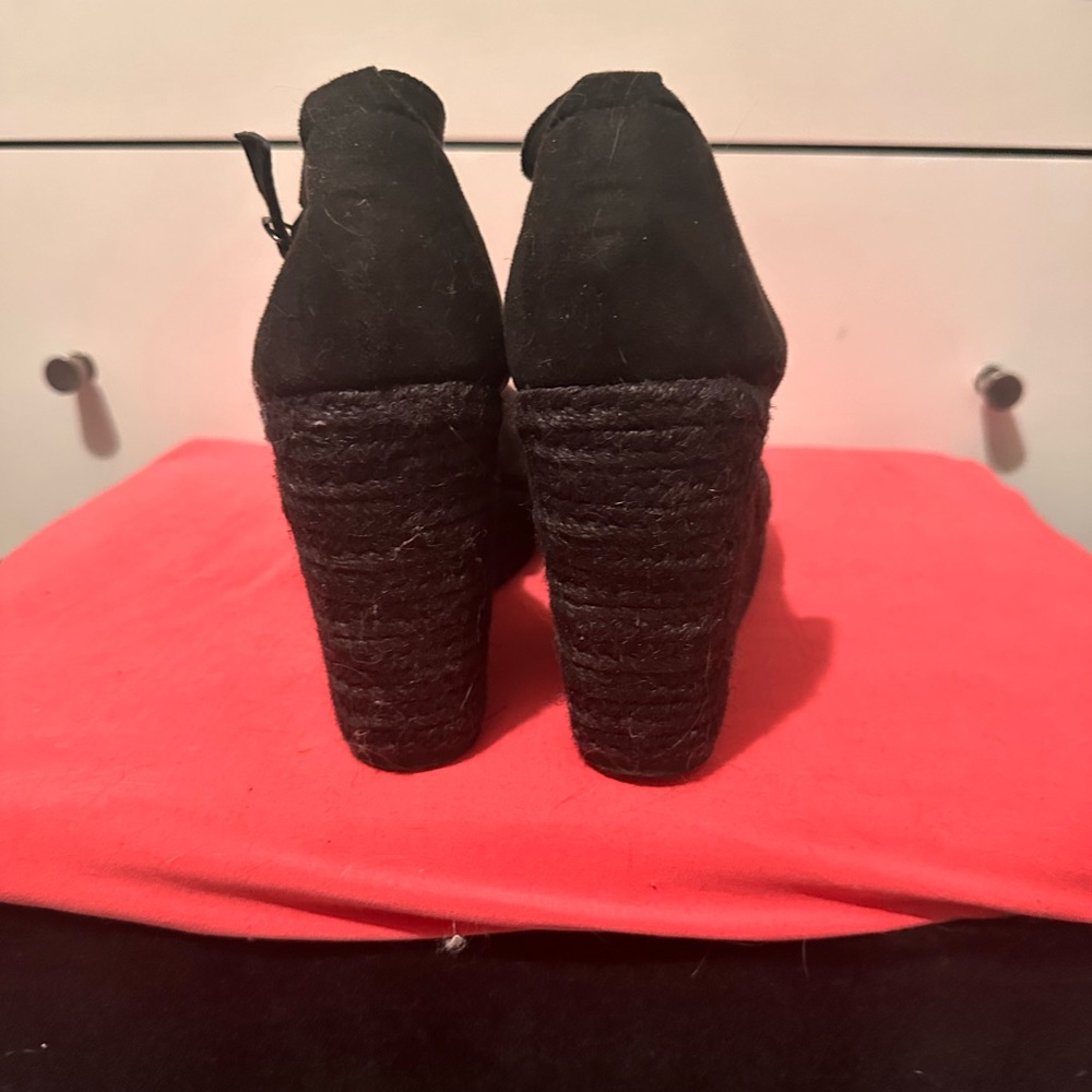 Chic Black Wedge Sandals